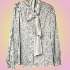 艶のあるブラウス