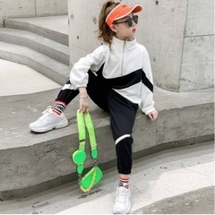 【新品】ビッグロゴ　パーカー　スウェット　上下セット　男の子　女の子の画像