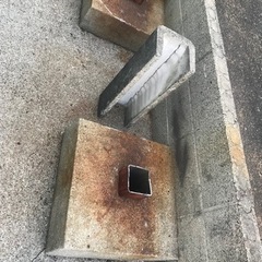 はつりお願いします。出来れば看板が付いていた柱も取って下さい