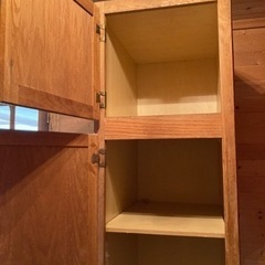 ちょっと大きめ、木製の温かみあるカントリー調収納庫ですの画像