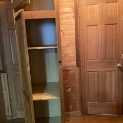 ちょっと大きめ、木製の温かみあるカントリー調収納庫ですの画像