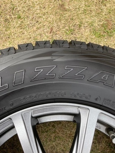スタッドレスタイヤ(ホイール、ナット付)4本セットBRIDGESTONE BLIZZAK 225/70R16 10000円(値下げしま