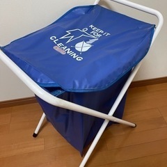 ブルーが鮮やか　ポップなランドリーバスケット