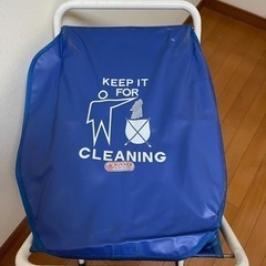 ブルーが鮮やか　ポップなランドリーバスケットの画像