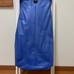 ブルーが鮮やか　ポップなランドリーバスケットの画像