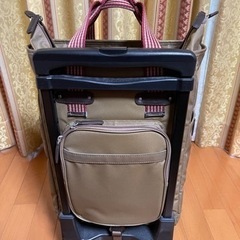 4つキャスターがついたキャリーバッグの画像