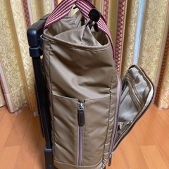 4つキャスターがついたキャリーバッグの画像