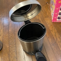 ゴミ箱　ペダル式の画像