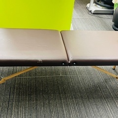 【処分3,000円】定価 25,000円　残り1台！　軽量 折りたたみマッサージベッド木製・有孔 チョコレート 折りたたみベッドの画像