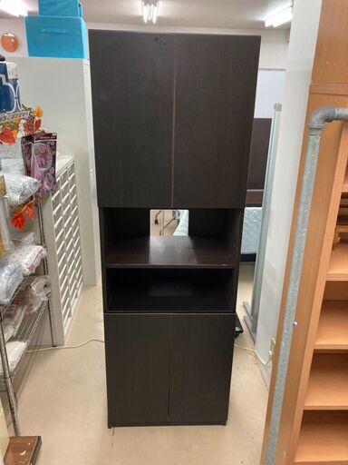 収納棚　扉付き