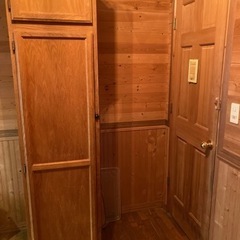 ちょっと大きめ、木製の温かみあるカントリー調収納庫です