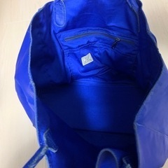 ブルーのトートバッグの画像