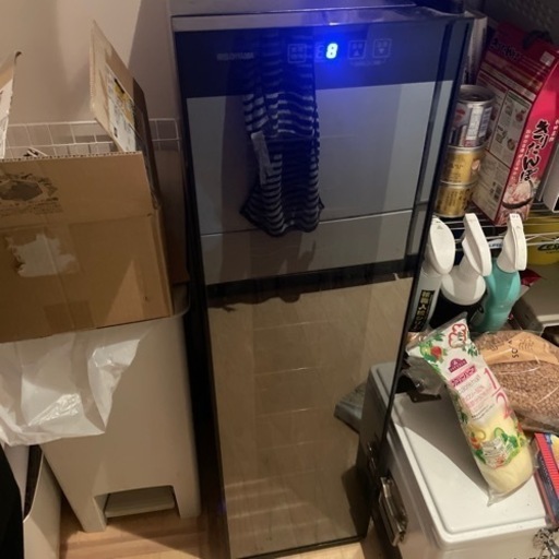 アイリスオーヤマ ワインセラー 18本収納 47L 8~18℃ ペルチェ式 庫内LED ミラーガラス メーカーPWC-491P-B