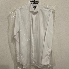 タキシード 、ネクタイ、ウイングカラーシャツ、カフス、アームバンドの画像