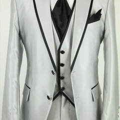 タキシード 、ネクタイ、ウイングカラーシャツ、カフス、アームバンドの画像