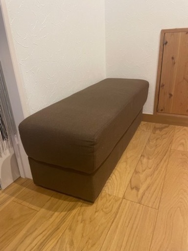 背もたれのないコンパクトでシンプルなベンチソファー