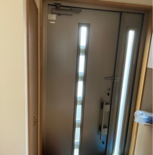 立派な玄関ドア、ドアの枠、ガキあります。