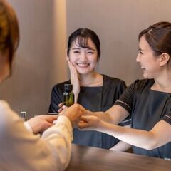 【コスメ販売員】未経験OK！学歴不問！人気のコスメブランドです♪