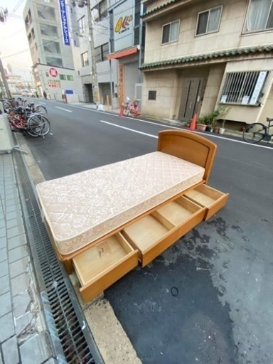 商談中?シングルベッド㊗️マットレスあり?配達可能?引き出しあり