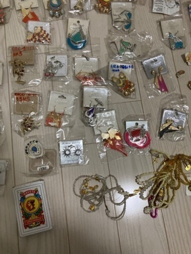 転売、フリマ、せどりにいかがですか？未使用品メキシコ、グアテマラなどで購入したピアスやブレスレットなど約100点セットお譲り致します。