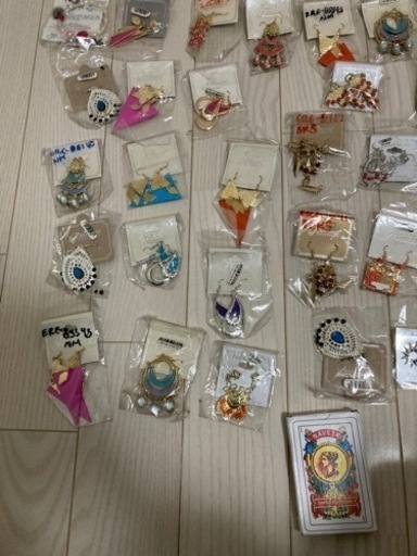 転売、フリマ、せどりにいかがですか？未使用品メキシコ、グアテマラなどで購入したピアスやブレスレットなど約100点セットお譲り致します。