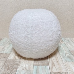 丸いオットマン 球形のパッド入りシート 木製の脚つき 北欧スタイルフットスツールの画像