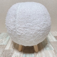 丸いオットマン 球形のパッド入りシート 木製の脚つき 北欧スタイルフットスツールの画像