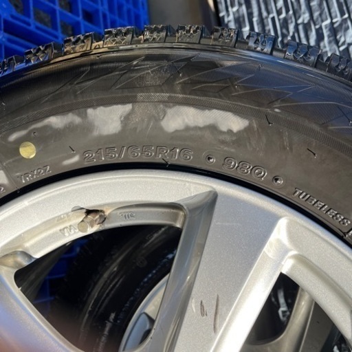 215/65R16  スタッドレス！　ホイール傷あるしタイヤ汚れ傷あるので格安で！