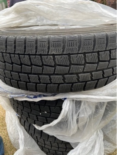 ダンロップのスタッドレスタイヤ4本　純正ホイル　ナット付き売ります。