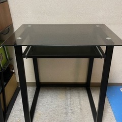 ガラスと金属デスク