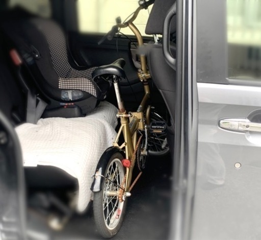 軽自動車の後ろにそのまま収納もできます。キャプテンスタッグの折りたたみ自転車ゴールド