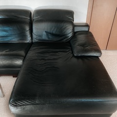 5人掛け以上のソファーとテーブルのセットの画像