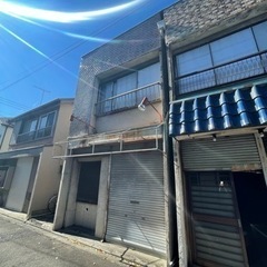 【未来のバンクシー】あなたの名前刻めます！店舗のシャッターに絵を...