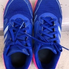 adidasスニーカー　23.5センチ