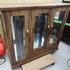 【恵庭】高級ガラス棚　チェスト　コレクションケース　収納棚　木目...