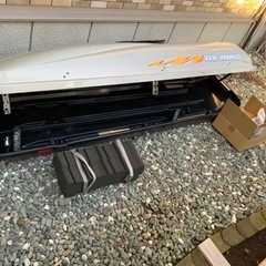 ルーフボックスとルーフキャリアの画像