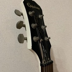 エレキギター(スタンド付き、ケースなし)の画像