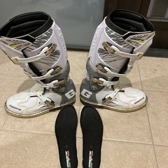 ガエルネオフロードブーツ　ファストバックプロテクター類売れました