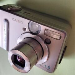 デジカメ　カシオ　　QV-Ｒ４ 　と充電器付　（バッテリーなし）
