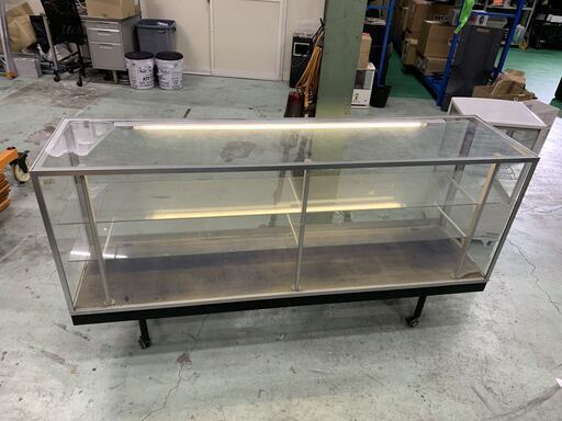 中古　ガラスショーケース　照明付き　キャスター付き