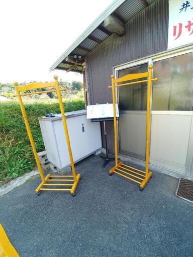 (残り1台になりました)木製ハンガーラック(1本の値段)