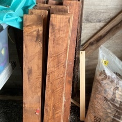 お話し中、未使用材木（ペンキ塗り）
