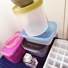 会社のお弁当にどうですか🥰【高校で少し使っていました😘】左の紫の箸付きお弁当箱だけ♪  いち乃です。  今日もお取引ありがとうございました！  高校時代は約10年前。  自分でおにぎりを握ったり、購買で済ませたりしていたのですが  時々、お弁当を作りましたので、その時のものです。  物は丁寧に使っていましたし、使用頻度も多くないです。  美品の部類で出品できると思います。  写真に写っているバンドは、お弁当に付属しているものではないので…何かヘアゴムでもお願いします😘💕の画像