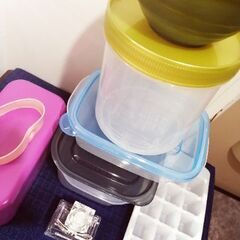 会社のお弁当にどうですか🥰【高校で少し使っていました😘】左の紫の箸付きお弁当箱だけ♪  いち乃です。  今日もお取引ありがとうございました！  高校時代は約10年前。  自分でおにぎりを握ったり、購買で済ませたりしていたのですが  時々、お弁当を作りましたので、その時のものです。  物は丁寧に使っていましたし、使用頻度も多くないです。  美品の部類で出品できると思います。  写真に写っているバンドは、お弁当に付属しているものではないので…何かヘアゴムでもお願いします😘💕の画像
