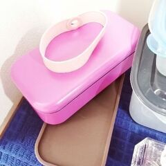 会社のお弁当にどうですか🥰【高校で少し使っていました😘】左の紫の箸付きお弁当箱だけ♪  いち乃です。  今日もお取引ありがとうございました！  高校時代は約10年前。  自分でおにぎりを握ったり、購買で済ませたりしていたのですが  時々、お弁当を作りましたので、その時のものです。  物は丁寧に使っていましたし、使用頻度も多くないです。  美品の部類で出品できると思います。  写真に写っているバンドは、お弁当に付属しているものではないので…何かヘアゴムでもお願いします😘💕の画像