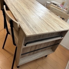 ダイニングテーブルとチェアセットの画像