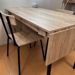ダイニングテーブルとチェアセットの画像