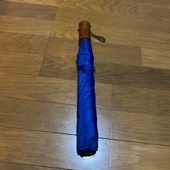 折りたたみ傘　青