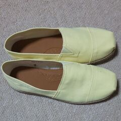 フラットシューズ 軽い 22,5または23