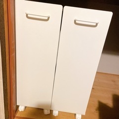 キャスター付きの棚２つの画像